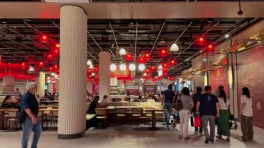 Beyaz yastık ve yatakta havludan yapılmış kuğu, romantik süslemeler. 