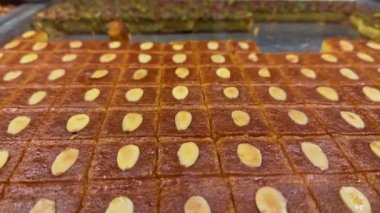 Baklava geleneksel Türk tatlıları tepside servis edilir. Yüksek kalite 4k görüntü