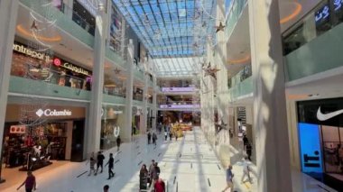 Dubai alışveriş merkezi ziyaretçileri. Yüksek kalite 4k görüntü