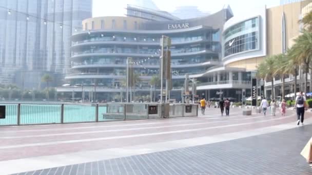 Overdag Lopen Mensen Door Straat Van Dubai Hoge Kwaliteit Beeldmateriaal — Stockvideo