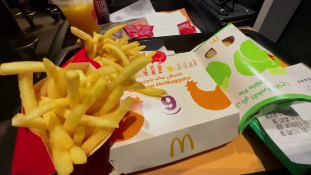 麦当劳的食物在桌子上 高质量的4K镜头 — 图库视频影像