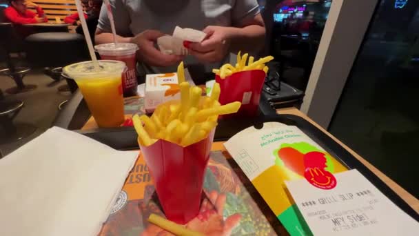 Macdonalds Essen Auf Dem Tisch Hochwertiges Filmmaterial — Stockvideo