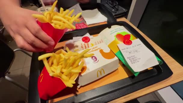 Macdonalds Essen Auf Dem Tisch Hochwertiges Filmmaterial — Stockvideo