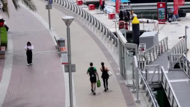 Περαστικοί Περπατούν Στο Δρόμο Κατά Διάρκεια Της Ημέρας Υψηλής Ποιότητας — Αρχείο Βίντεο
