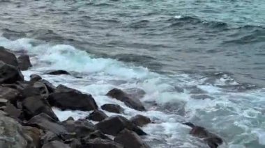 Deniz dalgaları denizdeki kayalara çarpar. Yüksek kalite 4k görüntü