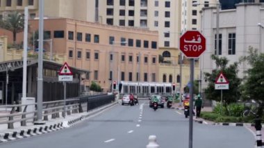 Arabalar yolda, trafik sıkışık. Yüksek kalite 4k görüntü