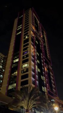 Gece Dubai Marina yürüyüş alanı, yüksek binalar geceleri aydınlık. Yüksek kalite 4k görüntü