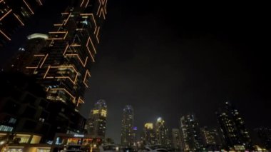 Gece Dubai Marina yürüyüş alanı, yüksek binalar geceleri aydınlık. Yüksek kalite 4k görüntü