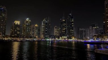Gece Dubai Marina yürüyüş alanı, yüksek binalar geceleri aydınlık. Yüksek kalite 4k görüntü