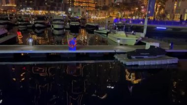 Gece Dubai Marina yürüyüş alanı, yüksek binalar geceleri aydınlık. Yüksek kalite 4k görüntü