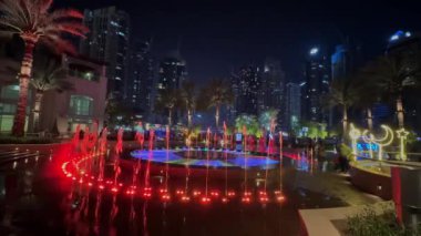 Gece Dubai Marina yürüyüş alanı, yüksek binalar geceleri aydınlık. Yüksek kalite 4k görüntü