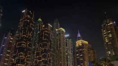 Gece Dubai Marina yürüyüş alanı, yüksek binalar geceleri aydınlık. Yüksek kalite 4k görüntü