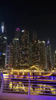 Gece Dubai Marina yürüyüş alanı, yüksek binalar geceleri aydınlık. Yüksek kalite 4k görüntü