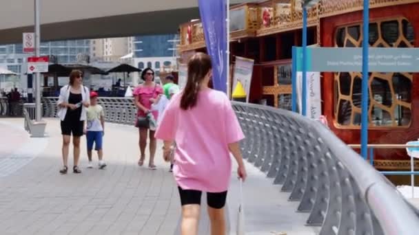 Transeuntes Caminham Rua Durante Dia Imagens Alta Qualidade — Vídeo de Stock