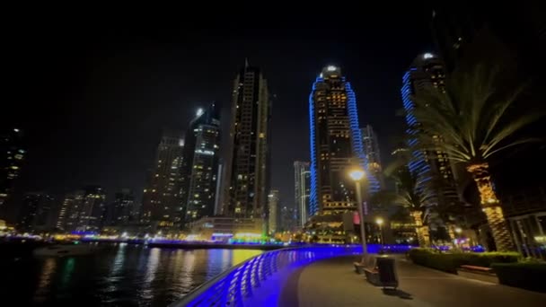 Ночной Вид Прогулочную Зону Dubai Marina Высотные Здания Светятся Ночное — стоковое видео