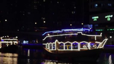 Sokakta bulanık bir ışık, geceleri bulanık insan siluetleri. Yüksek kalite 4k görüntü