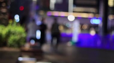 Sokakta bulanık bir ışık, geceleri bulanık insan siluetleri. Yüksek kalite 4k görüntü