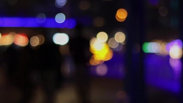 Homályos Fény Utcán Elmosódott Sziluettek Emberekről Éjszaka Kiváló Minőségű Felvételek — Stock videók