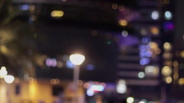 Sokakta bulanık bir ışık, geceleri bulanık insan siluetleri. Yüksek kalite 4k görüntü