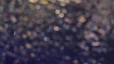 Sokakta bulanık bir ışık, geceleri bulanık insan siluetleri. Yüksek kalite 4k görüntü