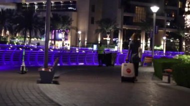 Yoldan geçenler gece gezinti güvertesinde yürürler. Yüksek kalite 4k görüntü