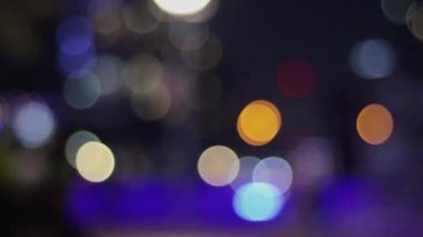 Sokakta bulanık bir ışık, geceleri bulanık insan siluetleri. Yüksek kalite 4k görüntü