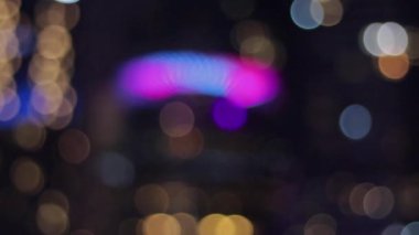 Gün batımında bulanık turuncu deniz. Bebek arabasıyla gezinti güvertesinde yürüyen bir kadın silueti. Güneş Bokeh ile dalgalara yansıyor ve parıldıyor. Yüksek kalite 4k görüntü