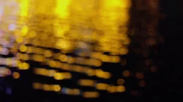 Verschwommenes Leuchten Auf Der Straße Verschwommene Silhouetten Von Menschen Der — Stockvideo