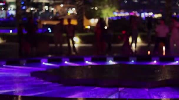 音乐之泉在夜晚在朦胧中演奏 高质量的4K镜头 — 图库视频影像