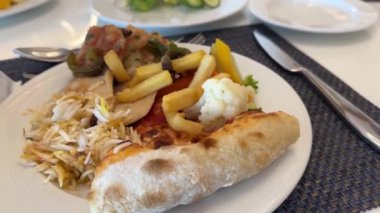 Masanın önünde yemek tabakları, yemek masası. Yüksek kalite 4k görüntü