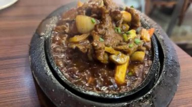 Tabakta kızarmış et manzarası. Yüksek kalite 4k görüntü