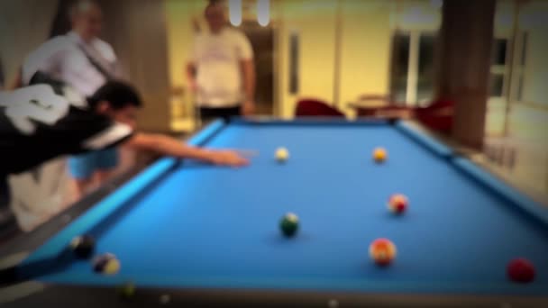 Άντρες Που Παίζουν Μπιλιάρδο Ένα Μπαρ Στη Θολούρα Υψηλής Ποιότητας — Αρχείο Βίντεο