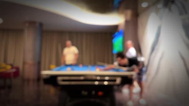 男人在酒吧里玩台球在模糊中 高质量的4K镜头 — 图库视频影像