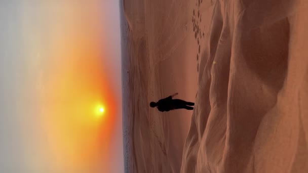 Mujer Vestida Desierto Safari Tour Turista Desierto Imágenes Alta Calidad — Vídeo de stock