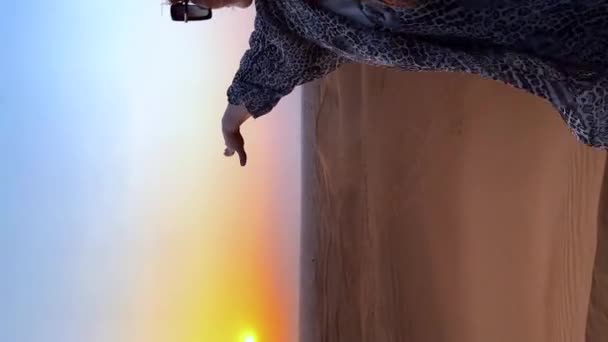 Frau Der Wüste Safari Tour Touristin Der Wüste Hochwertiges Filmmaterial — Stockvideo