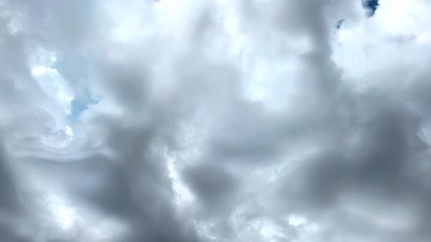 ムーディーブルーの空は 断食雲で太陽カバーをしています 高品質の4K映像 — ストック動画
