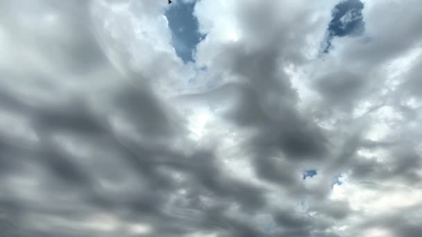 Huysuz Mavi Gökyüzü Güneşli Oruç Tutan Bulutlarla Kaplı Yüksek Kalite — Stok video