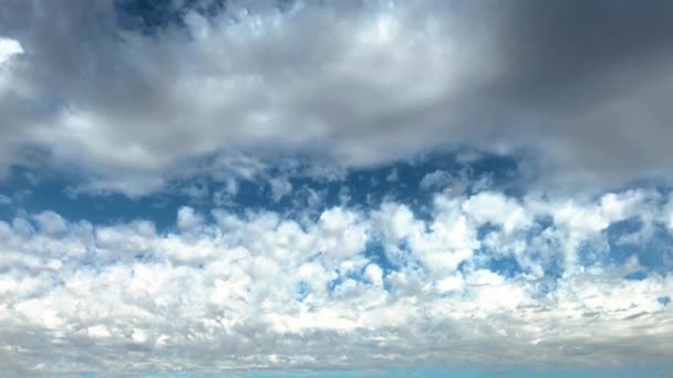 Céu Azul Temperamental Com Cobertura Solar Com Nuvem Jejum Imagens — Vídeo de Stock