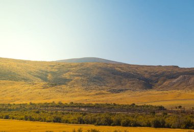 Dağları ve bulutları olan güzel bir manzara
