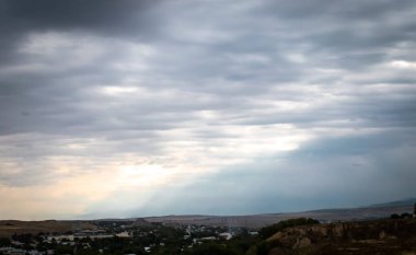 Dağların üzerinden bulutlar