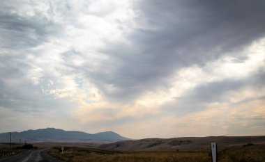 Sabah yol, dağ yolu, Kazakistan yolu ve doğa. Yüksek kalite fotoğraf