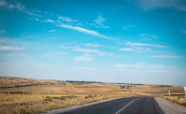 Sonbaharda mavi gökyüzü olan bozkır manzarası, sonbaharda bozkır manzarası, sabahları yol, Dağ yolu, Kazakistan yolu ve doğa. Yüksek kalite fotoğraf