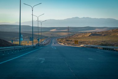 Sonbaharda mavi gökyüzü olan bozkır manzarası, sonbaharda bozkır manzarası, sabahları yol, Dağ yolu, Kazakistan yolu ve doğa. Yüksek kalite fotoğraf