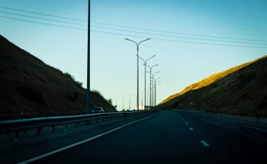 Sonbaharda mavi gökyüzü olan bozkır manzarası, sonbaharda bozkır manzarası, sabahları yol, Dağ yolu, Kazakistan yolu ve doğa. Yüksek kalite fotoğraf