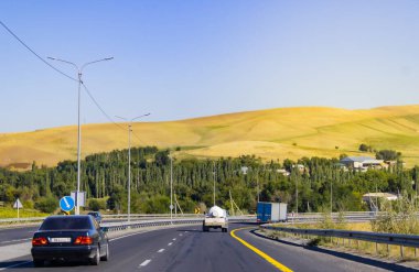 Sabah yol, dağ yolu, Kazakistan yolu ve doğa. Yüksek kalite fotoğraf