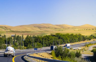 Sabah yol, dağ yolu, Kazakistan yolu ve doğa. Yüksek kalite fotoğraf