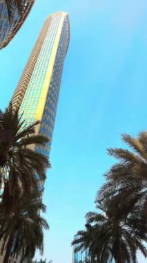 Dubai şehri, gündüz şehir manzarası, mavi gökdelenli gökdelenler, Burj Halife yakın çekim. Yüksek kaliteli FullHD görüntüler