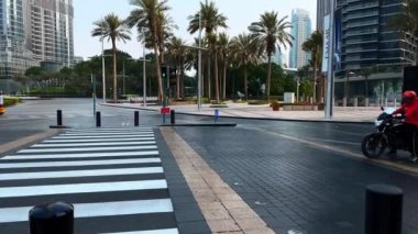 Dubai şehri, gündüz şehir manzarası, mavi gökdelenli gökdelenler, Burj Halife yakın çekim. Yüksek kaliteli FullHD görüntüler