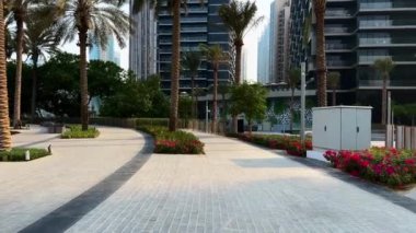 Dubai şehri, gündüz şehir manzarası, mavi gökdelenli gökdelenler, Burj Halife yakın çekim. Yüksek kaliteli FullHD görüntüler