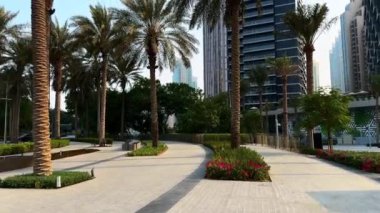 Dubai şehri, gündüz şehir manzarası, mavi gökdelenli gökdelenler, Burj Halife yakın çekim. Yüksek kaliteli FullHD görüntüler